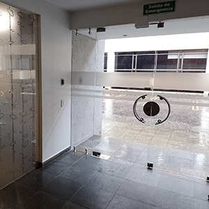 Entrada de oficina asesorada en accesibilidad.