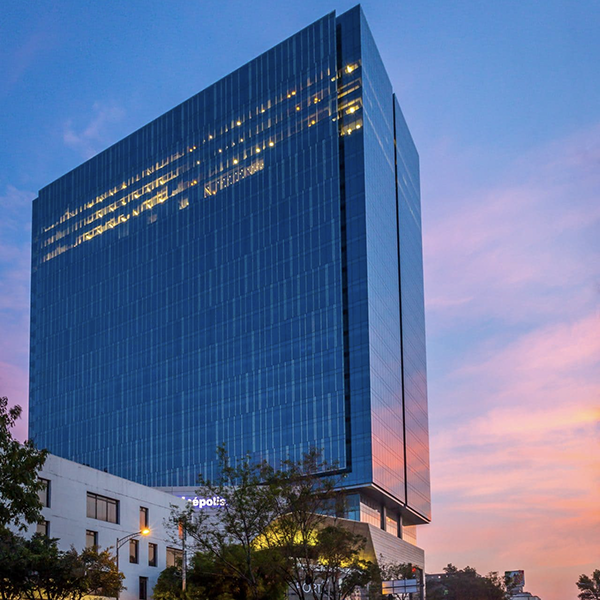 Vista de edificio en Ciudad de Méxcio que cuenta con oficinas accesibles.